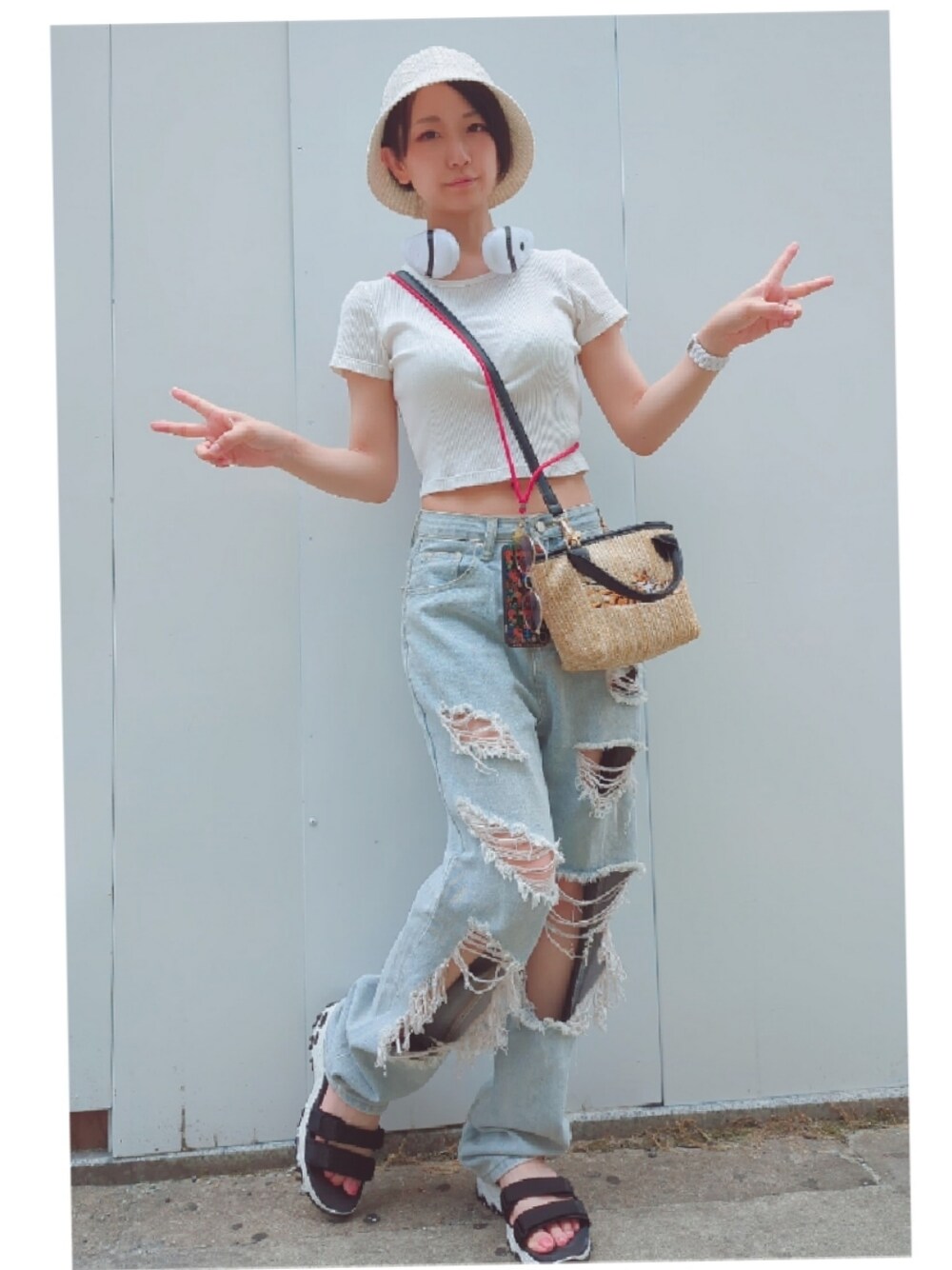 ホワイト系のTシャツ/カットソー、ブルー系のデニムパンツ、ブラック系のサンダルを着用したレディースの夏コーディネートの1枚目の写真