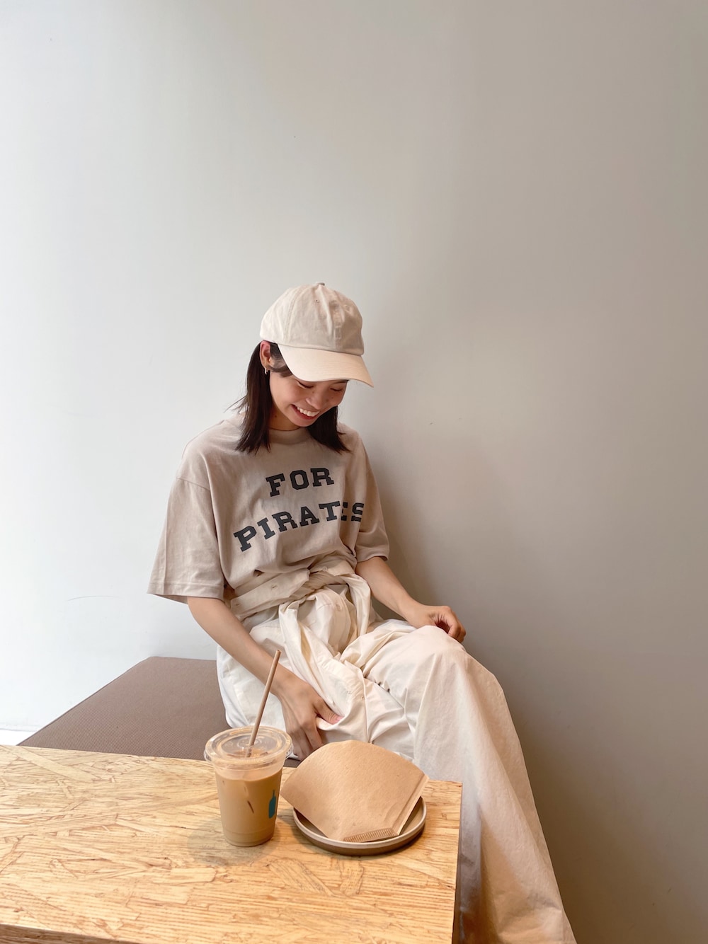 「ロゴT、オールインワン、カジュアルコーデ、オトナカジュアル、秋コーデ、秋トレンド2021」｜「CANAL JEANのCANAL JEAN×smileyranna ロゴCAP（キャップ、ベージュ系）」を使った、YUKKOさん（レディース・163cm）の秋コーディネートの1枚目の写真