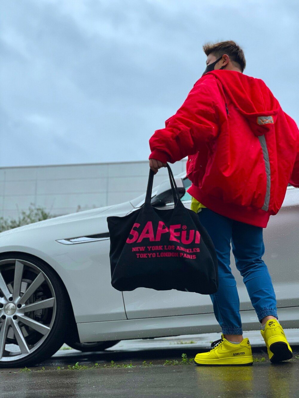 「オーバーサイズ、おしゃれさんと繋がりたい、スニーカー、ストリート、冬コーデ、AIR FORCE 1、GORE-TEX、sapeur、雨の日コーデ」｜「sapeurのアイテム（トートバッグ、ブラック系）」を使った、okapi1さん（メンズ・170cm）の夏コーディネートの1枚目の写真