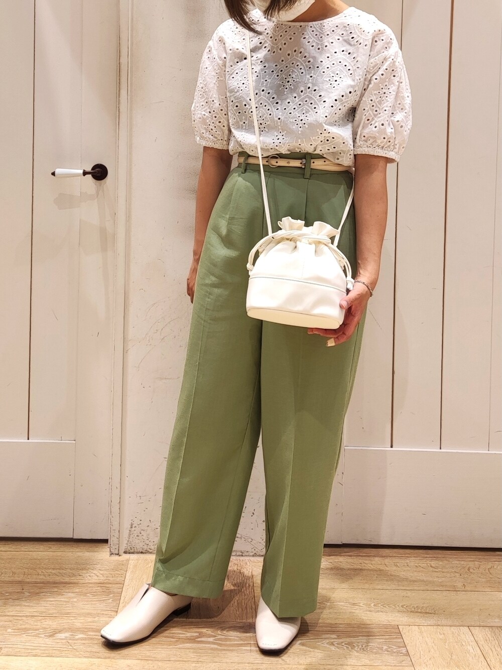 「Lugnoncureのアイレットレーストップス（シャツ/ブラウス、ホワイト系）」を使った、mahiroさん（レディース・160cm）の春コーディネートの1枚目の写真
