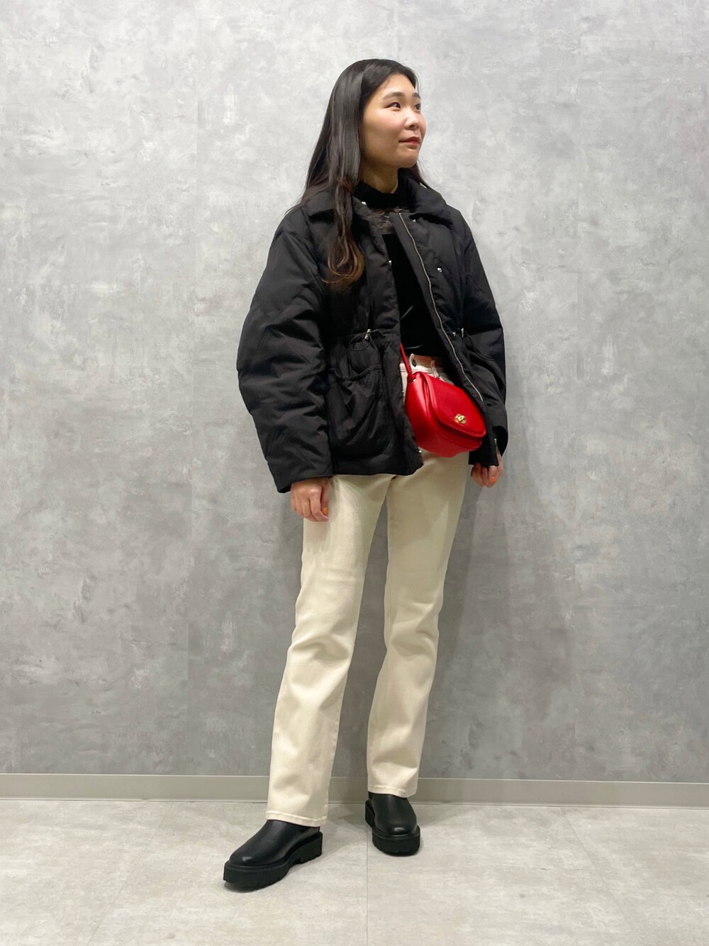 「大人カジュアル、冬コーデ、モノトーン、デニム、フレアパンツ、厚底シューズ、シンプルコーデ、ダウンジャケット、ブーツ、マイベストコーデ2021、紅白コーデ」｜「MADEMOISELLE ROPE'の【2WAY】グリーンダウンフーデッドジャケット（ダウンジャケット/コート、ブラック系）」を使った、RIOさん（レディース・164cm）の冬コーディネートの1枚目の写真