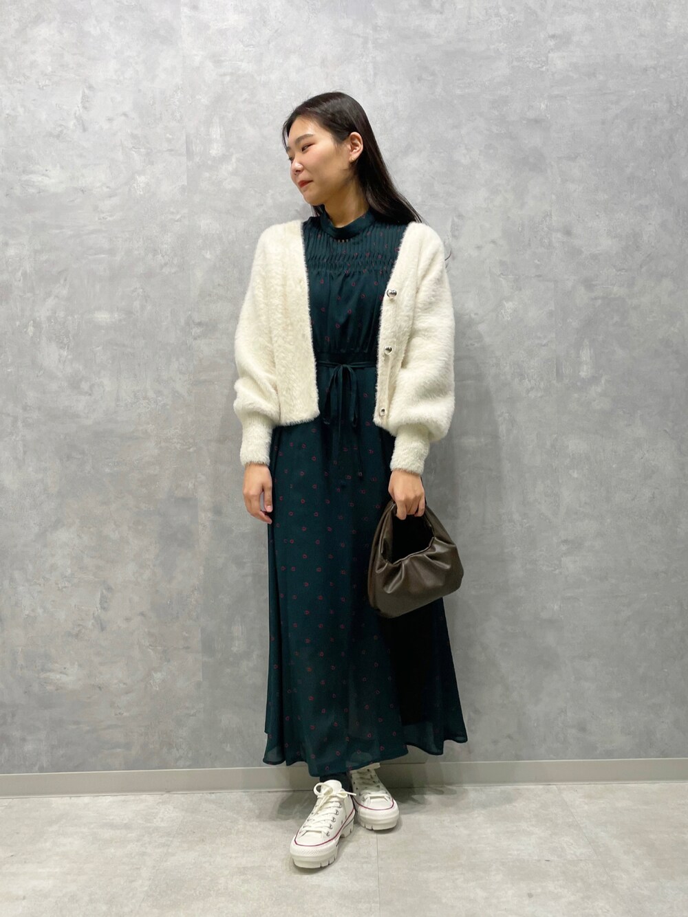 「休日スタイル、大人カジュアル、オトナカワイイ、ワンピース、コンバース、スニーカー、シャギーニット、カーディガン、スニーカーコーデ、ミニバッグ、ハンドバッグ」｜「MADEMOISELLE ROPE'のハートプリントワンピース（ワンピース、グリーン系）」を使った、RIOさん（レディース・164cm）の冬コーディネートの1枚目の写真