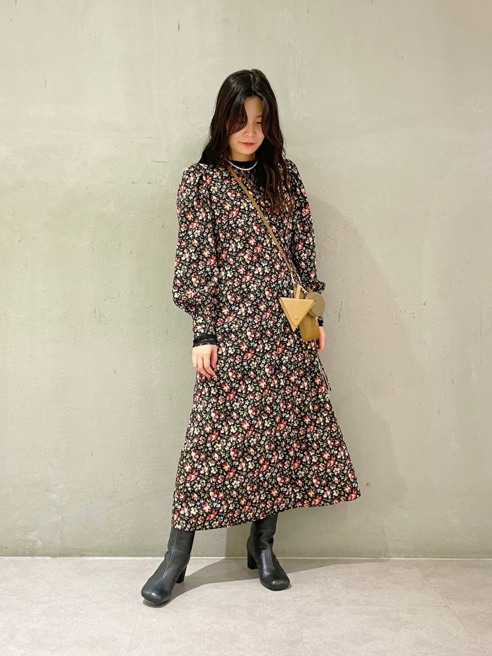 「秋のコーデ、秋服準備はじめました、休日スタイル、スクエアトゥ、ミニバッグ、韓国ファッション、花柄ワンピース、レース、きれいめカジュアル」｜「MADEMOISELLE ROPE'のフラワープリントカシュクールワンピース（ワンピース、ブラック系）」を使った、RIOさん（レディース・164cm）の秋コーディネートの1枚目の写真