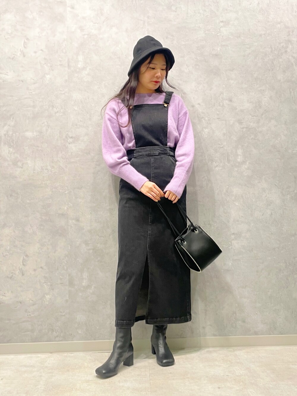 「カジュアルコーデ、冬コーデ、ゆるコーデ、ニット帽、スクエアバッグ、ブーツ」｜「MADEMOISELLE ROPE'の【Lack of Color】WAVE TOWEL バケットハット（ハット、ホワイト系）」を使った、RIOさん（レディース・164cm）の秋コーディネートの1枚目の写真