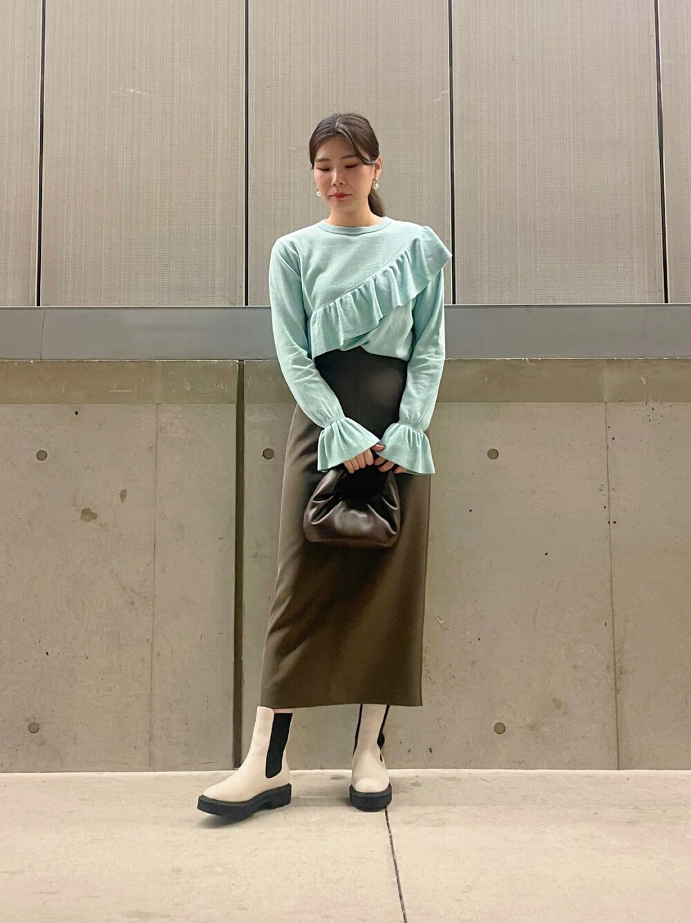 「きれいめカジュアル、秋コーデ、だから秋服が好き、休日スタイル、ニット、フリル、大人フェミニン、ミドルブーツ、タイトスカート」｜「MADEMOISELLE ROPE'のアシンメトリーフリルニットプルオーバー（ニット/セーター、ブルー系）」を使った、RIOさん（レディース・164cm）の秋コーディネートの1枚目の写真