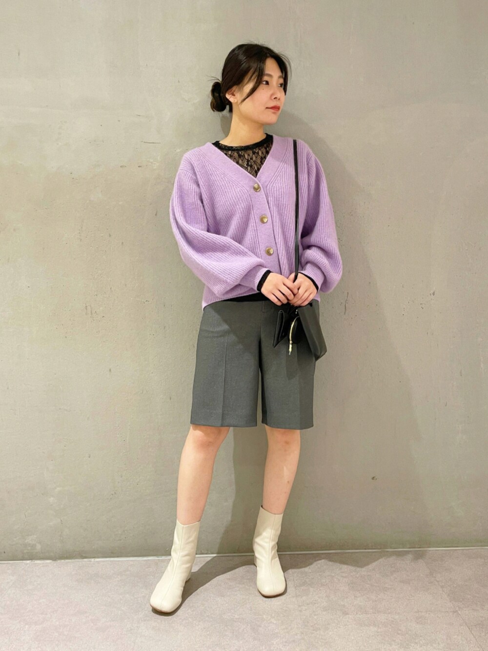「カーディガン、ニットカーディガン、ショートブーツ、レース、大人カジュアル、ハーフパンツ、パープル、秋コーデ、スクエアトゥ」｜「MADEMOISELLE ROPE'のツイルストレッチハーフパンツ（その他パンツ、グレー系）」を使った、RIOさん（レディース・164cm）の秋コーディネートの1枚目の写真