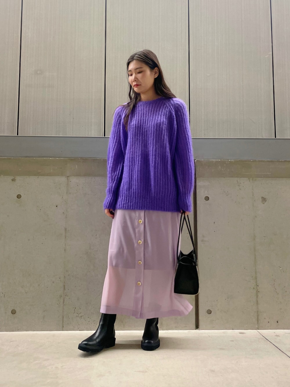 「だから秋服が好き、秋コーデ、きれいめカジュアル、秋服、オーバーサイズ、ブーツ、サイドゴアブーツ、スクエアバッグ、レイヤードスタイル、パープル」｜「MADEMOISELLE ROPE'のKIDモヘアクルーネックニットプルオーバー（ニット/セーター、パープル系）」を使った、RIOさん（レディース・164cm）の秋コーディネートの1枚目の写真