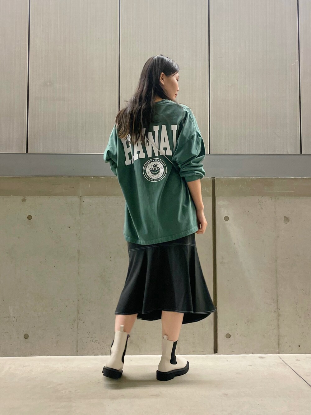 「だから秋服が好き、きれいめカジュアル、秋コーデ、秋冬コーデ、オーバーサイズ、ビッグシルエット、大人カジュアル、ミドルブーツ、サイドゴアブーツ、マーメイドスカート、ロンT、アメカジ」｜「MADEMOISELLE ROPE'のバックアシンメトリーマーメイドスカート（スカート、ブラック系）」を使った、RIOさん（レディース・164cm）の秋コーディネートの1枚目の写真