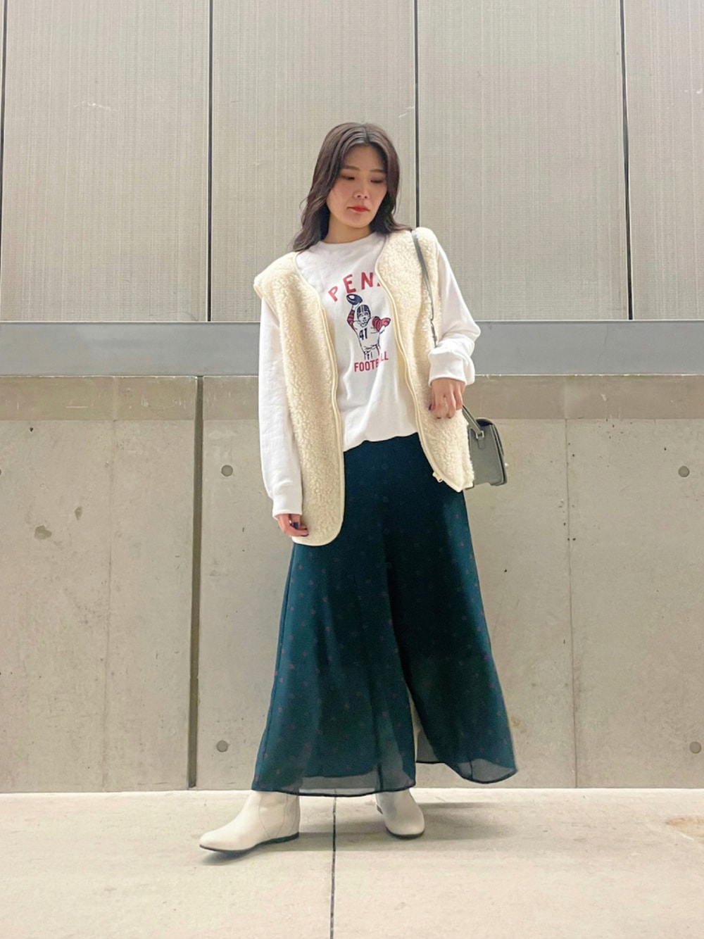 「スウェット、秋のコーデ、ベスト、レイヤードスタイル、ロングブーツ、大人カジュアル、秋コーデ、だから秋服が好き、ショルダーバッグ、ロングスカート」｜「MADEMOISELLE ROPE'の【セットアップ対応】ハートプリントフロントボタンスカート（スカート、グリーン系）」を使った、RIOさん（レディース・164cm）の秋コーディネートの1枚目の写真
