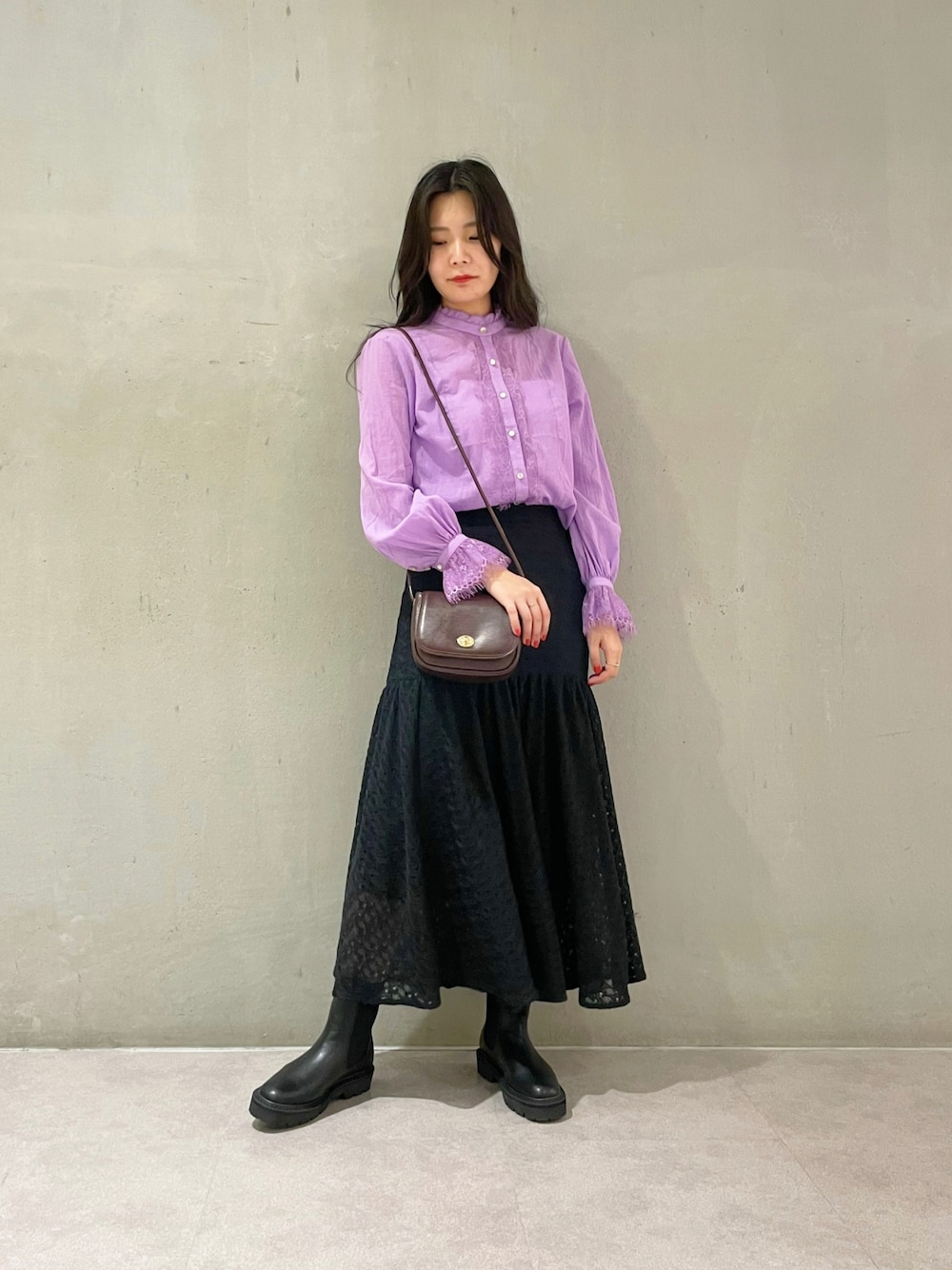 「大人女子、秋コーデ、秋トレンド2021、ミニバッグ、秋服準備はじめました、スクエアトゥ、レース、マーメイドスカート、パープル、ブラウス、サイドゴアブーツ」｜「MADEMOISELLE ROPE'のレースギャザーフレアロングスカート（スカート、ブラック系）」を使った、RIOさん（レディース・164cm）の秋コーディネートの1枚目の写真
