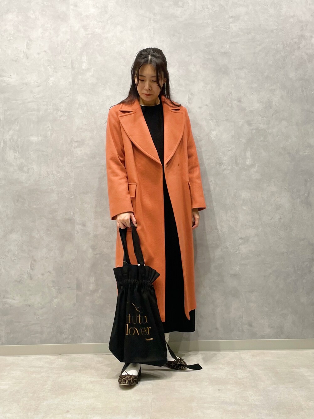 「秋トレンド2021、wearhalloween2021、オトナ女子、カラーコート、ロングコート、ロングワンピース、セットアップ、ニットスカート、マーメイドスカート」｜「MADEMOISELLE ROPE'の<昨年大好評>ペコラムビッグカラーコート（チェスターコート、オレンジ系）」を使った、RIOさん（レディース・164cm）の秋コーディネートの1枚目の写真