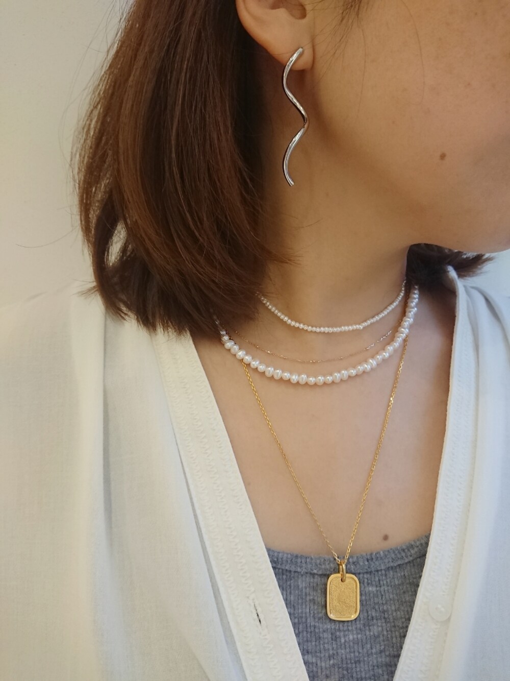 「パティエラ、PAS TIERRA、ロングネックレス、パールネックレス、ゴールドアクセ、ピアス、シルバーアクセサリー、K10、重ね着け、レイヤードスタイル」｜「PAS TIERRAの【Lien】プレートロングネックレス(60cm)（ネックレス、ゴールド系）」を使った、etsukoさん（レディース・153cm）の秋コーディネートの1枚目の写真
