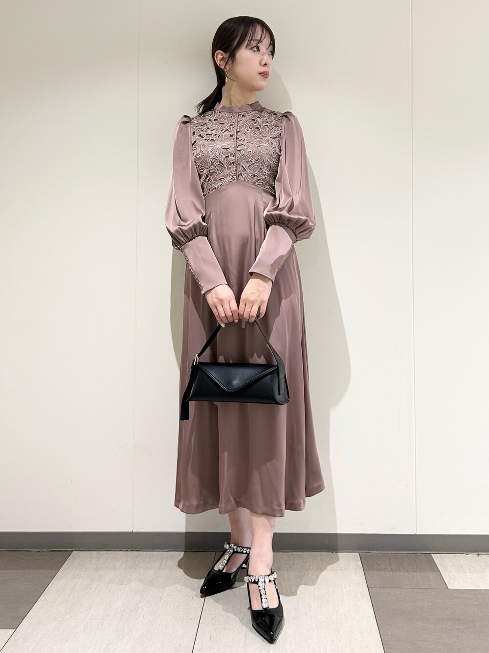 「高身長女子、お呼ばれスタイル、ドレス、きれいめコーディネート」｜「LILY BROWNのストラップパンプス（パンプス、ブラック系）」を使った、juriさん（レディース・167cm）の冬コーディネートの1枚目の写真