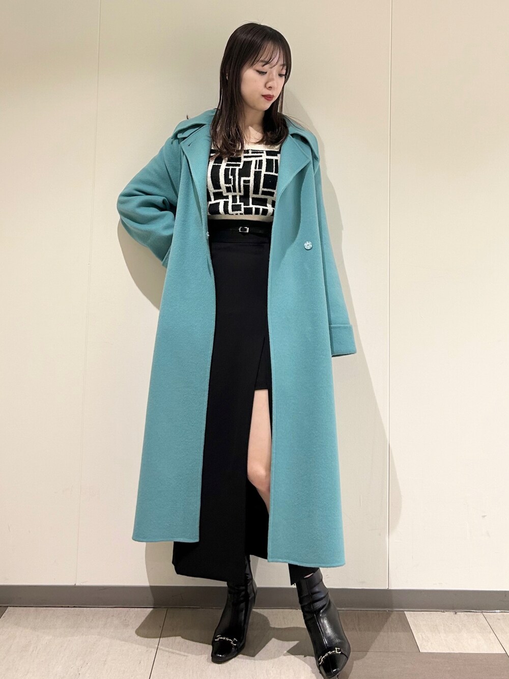 「未来のWEARISTAプロジェクト、冬のコーデ、お洒落さんとつながりたい、ロングコート、カラー×コーデ」｜「LILY BROWNのレイヤードウエストタイトスカートパンツ（スカート、ブラック系）」を使った、juriさん（レディース・167cm）の冬コーディネートの1枚目の写真