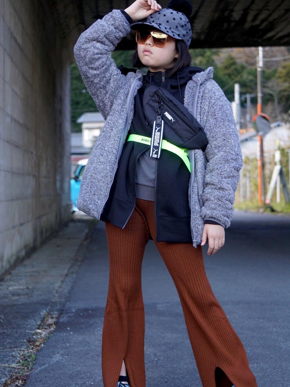 「未来のWEARISTAプロジェクト、UNIQLO、休日スタイル、スニーカーコーデ、休日コーデ、冬コーデ、フリース、リブパンツ、キャップ、サングラス、ネオンカラー、ベルト、シンプルコーデ、ユニクロ、ボアジャケット」｜「UNIQLOのファーリーフリースフルジップジャケット（長袖）（その他アウター、グレー系）」を使った、MAN♡N / OKIさん（キッズ・132cm）の秋コーディネートの1枚目の写真