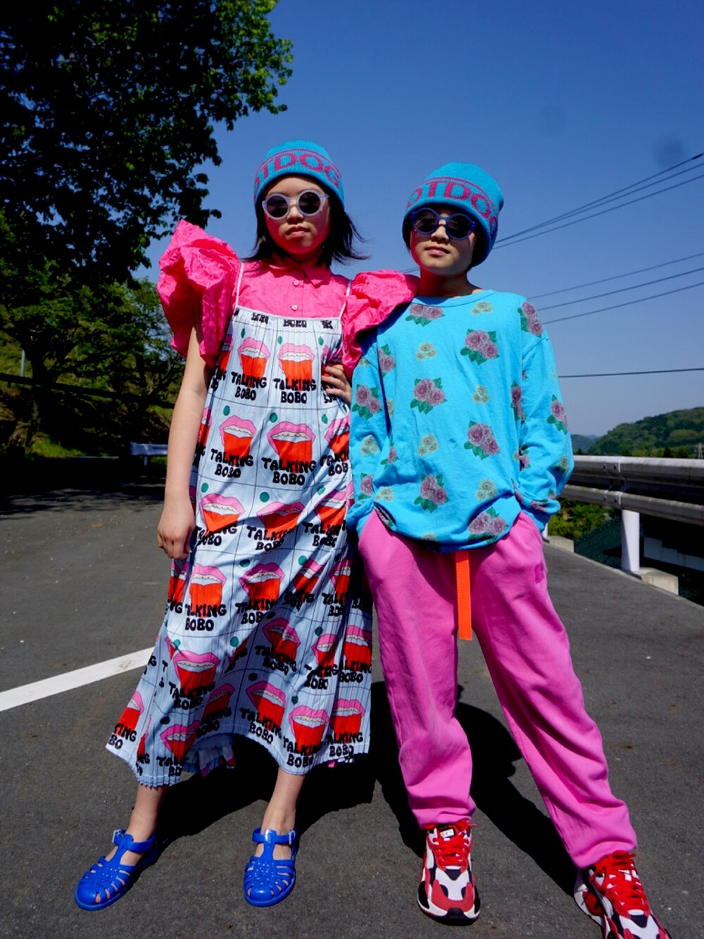 「グルカサンダル、春夏コーデ、シャツスタイル、レイヤードスタイル、カラー×コーデ、カラーパンツ、花柄、ワンピース、ボリューム袖、サングラス、ニット帽、サンダル、ピンク、ブルー、ビタミンカラー」｜「The animals observatoryのThe animals observatory / ドッグキッズ ロングTシャツ（Tシャツ/カットソー、ブルー系）」を使った、MAN♡N / OKIさん（キッズ・145cm）の春コーディネートの1枚目の写真