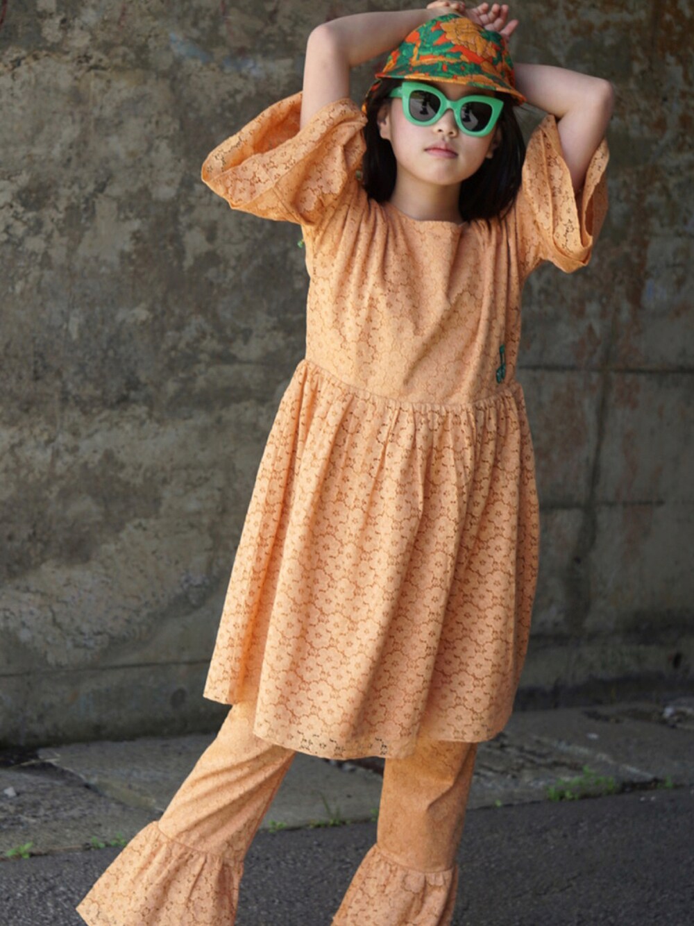「セットアップ、ワンピース、フレアパンツ、パンツスタイル、チュニック、レース、花柄、サングラス、キャップ、ハット、休日コーデ、パンツ、キッズコーデ、キッズファッション、ボリューム袖」｜「Mini Rodiniのmini rodini / オンプ ワンポイント ブラウス（シャツ/ブラウス、ベージュ系）」を使った、MAN♡N / OKIさん（キッズ・129cm）の夏コーディネートの1枚目の写真