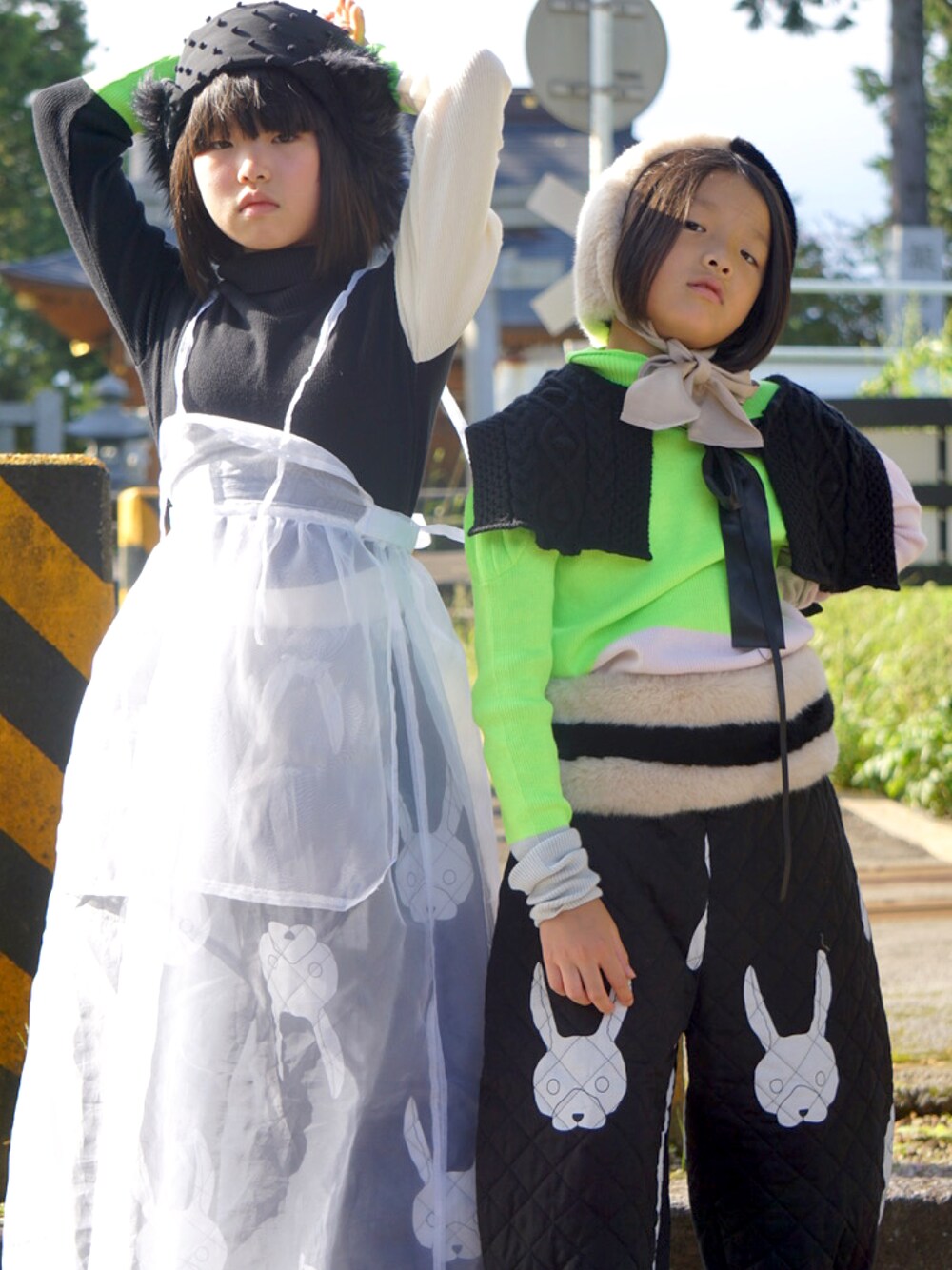 「カラーニット、休日スタイル、レイヤードスタイル、パンツスタイル、シアー、フライトキャップ、ファー小物、タートルネック、ファー帽子、シアーワンピース、つけ襟、モード、休日コーデ、ネオンカラー、私の推しブランド」｜「frankygrowのアイテム（オールインワン・サロペット、ホワイト系）」を使った、MAN♡N / OKIさん（キッズ・132cm）の冬コーディネートの1枚目の写真