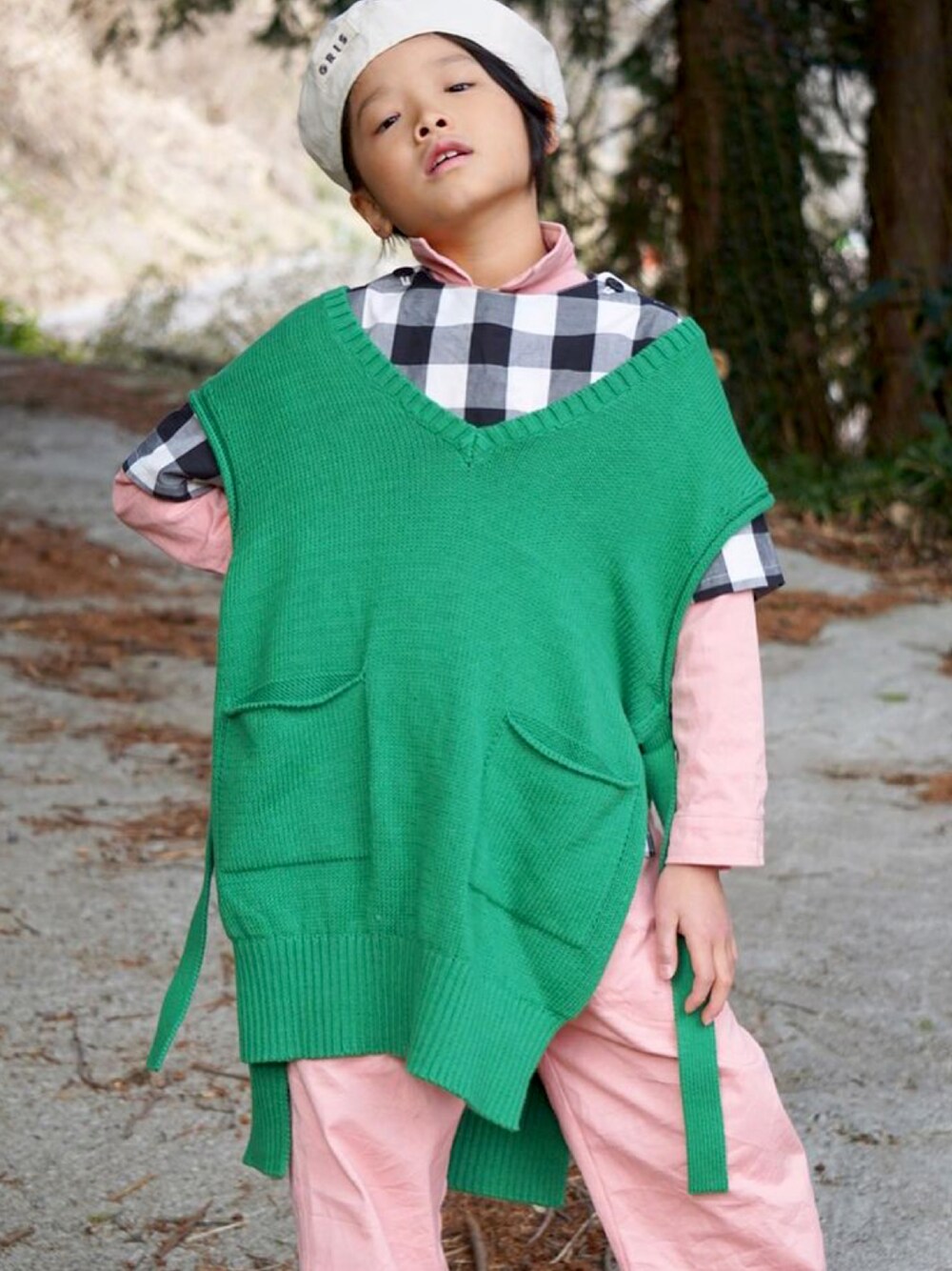 「だから秋服が好き、ニットベスト、ベスト、キッズコーデ、秋コーデ、ベレー帽、グリーン、ピンク、チェック、ブロックチェック、つなぎ、オールインワン、サロペット、秋トレンド2021、秋のコーデ」｜「GRISのアイテム（ベスト、グリーン系）」を使った、MAN♡N / OKIさん（キッズ・132cm）の秋コーディネートの1枚目の写真