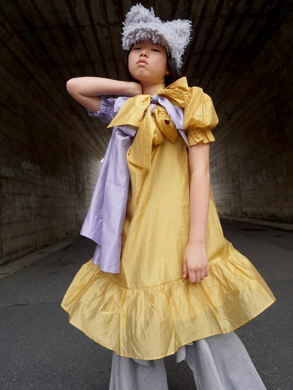「イエロー、春夏コーデ、キッズファッション、ワンピース、キャップ、フレアパンツ、リブパンツ、リボン、ブラウス、淡色コーデ、モード、パンツスタイル、休日スタイル、休日コーデ、お散歩コーデ」｜「Carbon Soldierのアイテム（ワンピース、イエロー系）」を使った、MAN♡N / OKIさん（キッズ・145cm）の春コーディネートの1枚目の写真