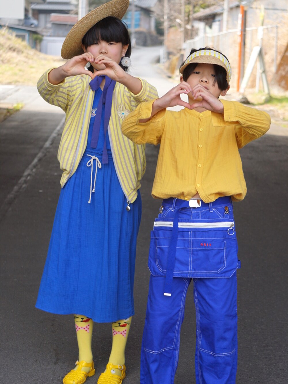 「春服みてみて、カラーパンツ、春コーデ、カジュアルコーデ、ブルー、イエロー、スカート、セットアップ、麦わら帽子、リンクコーデ、キッズコーデ、パステル映える春、休日コーデ、パンツスタイル、シャツスタイル」｜「coco au laitのアイテム（トップス、イエロー系）」を使った、MAN♡N / OKIさん（キッズ・134cm）の春コーディネートの1枚目の写真