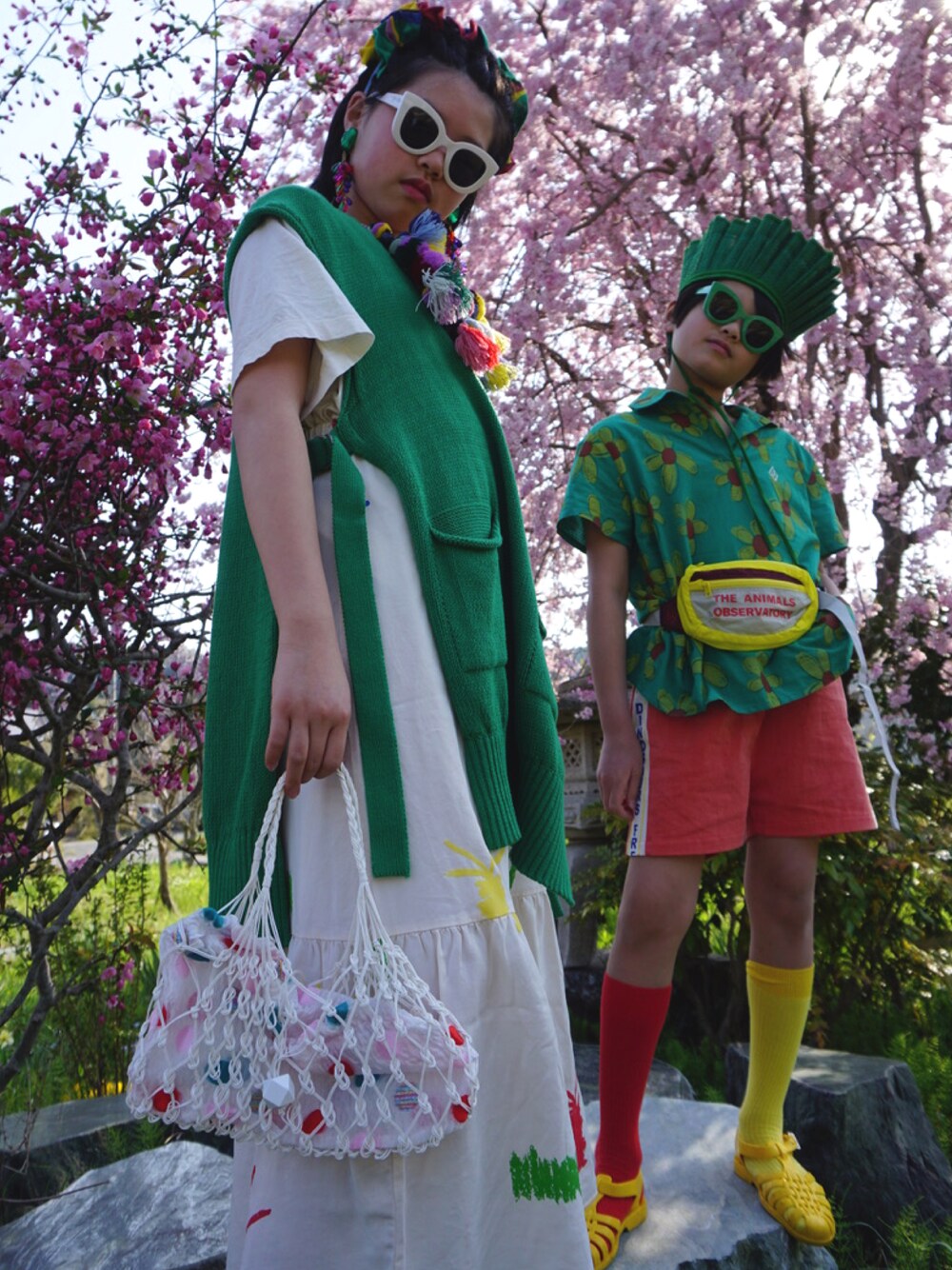 「花柄、カジュアルコーデ、ニットベスト、ベスト、ハーフパンツ、スカート、ロングスカート、サングラス、ハンドバッグ、グリーン、麦わら帽子、ヘアバンド、ネックレス、ボディバッグ、Tシャツ」｜「The animals observatoryのThe animals observatory / 花柄 シャツ（シャツ/ブラウス、グリーン系）」を使った、MAN♡N / OKIさん（キッズ・145cm）の春コーディネートの1枚目の写真
