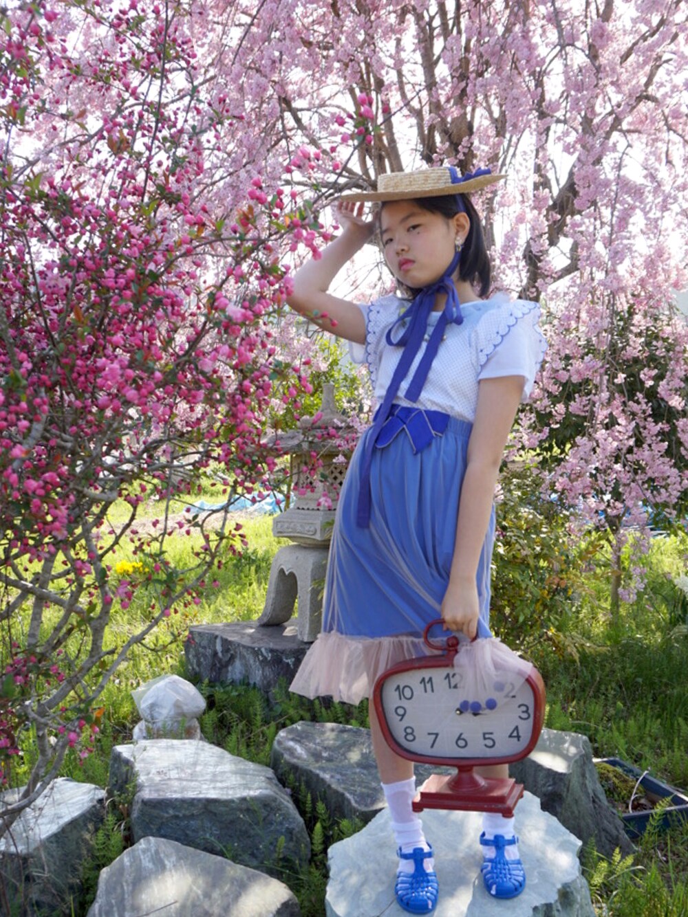 「ベスト、春夏コーデ、スカート、ドット、ブラウス、Tシャツ、麦わら帽子、サンダル、ガーリー、ワンピース、休日スタイル、休日コーデ、ロングスカート、ブルー、ootd」｜「meduseのmeduse（メデュース）SUN サンダル 15cm-16cm（サンダル、ブルー系）」を使った、MAN♡N / OKIさん（キッズ・145cm）の春コーディネートの1枚目の写真