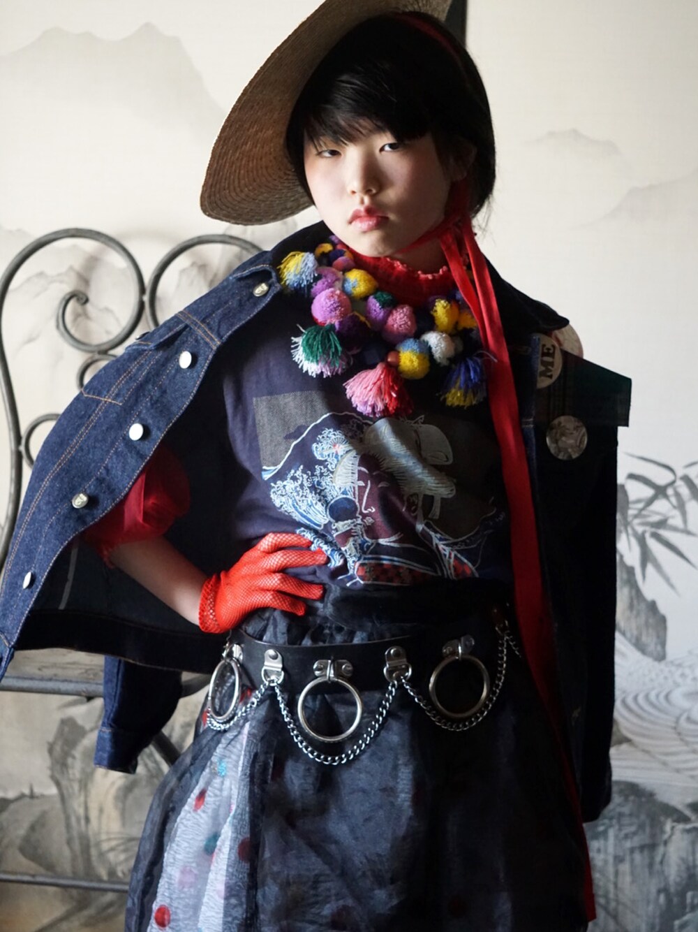 「レイヤードスタイル、キッズファッション、スカート、デニムジャケット、シアー、Tシャツ、プリントT、麦わら帽子、ネックレス、モード、休日スタイル、ジャケット、春服みてみて、春コーデ、春アウター」｜「GO TO HOLLYWOODのアイテム（Tシャツ/カットソー、ブラック系）」を使った、MAN♡N / OKIさん（キッズ・134cm）の冬コーディネートの1枚目の写真