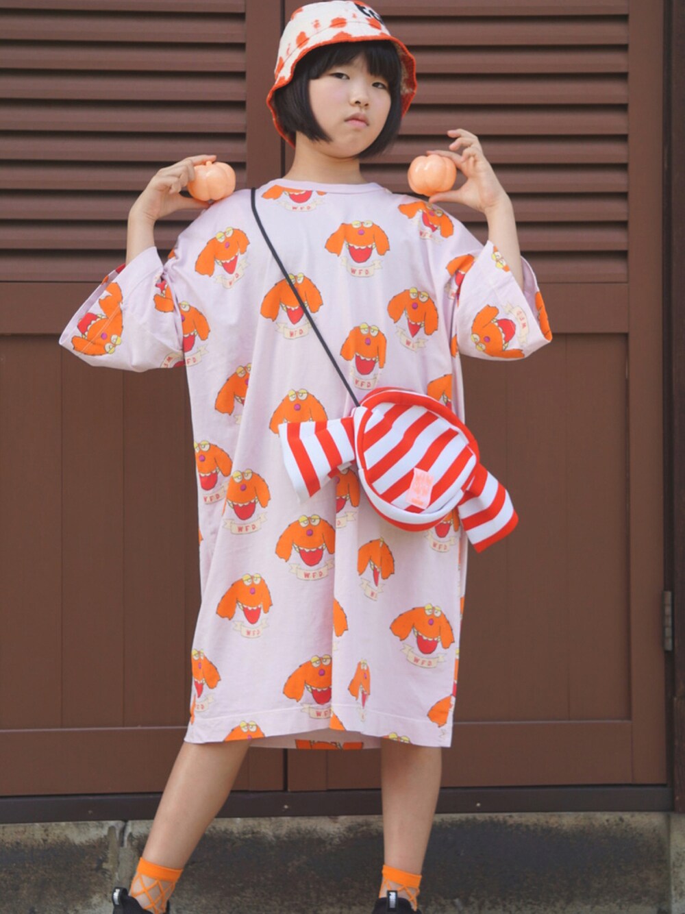 「スニーカー、ワンピース、ビッグシルエット、ショルダーバッグ、Tシャツ、秋のコーデ、靴下、オーバーサイズ、キッズコーデ、バケットハット、Tシャツワンピ、バケハ、秋コーデ、秋トレンド2021、だから秋服が好き」｜「wauwcapowのアイテム（ショルダーバッグ、レッド系）」を使った、MAN♡N / OKIさん（キッズ・132cm）の秋コーディネートの1枚目の写真