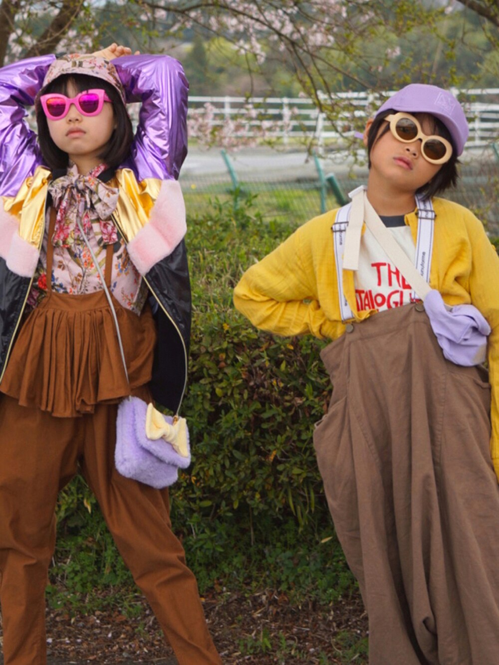 「ブラウス、ショルダーバッグ、キャップ、花柄、サロペット、Tシャツ、オーバーオール、サングラス、ブラウン、バケットハット、お散歩コーデ、花柄ブラウス、リンクコーデ、秋トレンド2021、だから秋服が好き」｜「repose AMSのアイテム（キャップ、パープル系）」を使った、MAN♡N / OKIさん（キッズ・129cm）の夏コーディネートの1枚目の写真