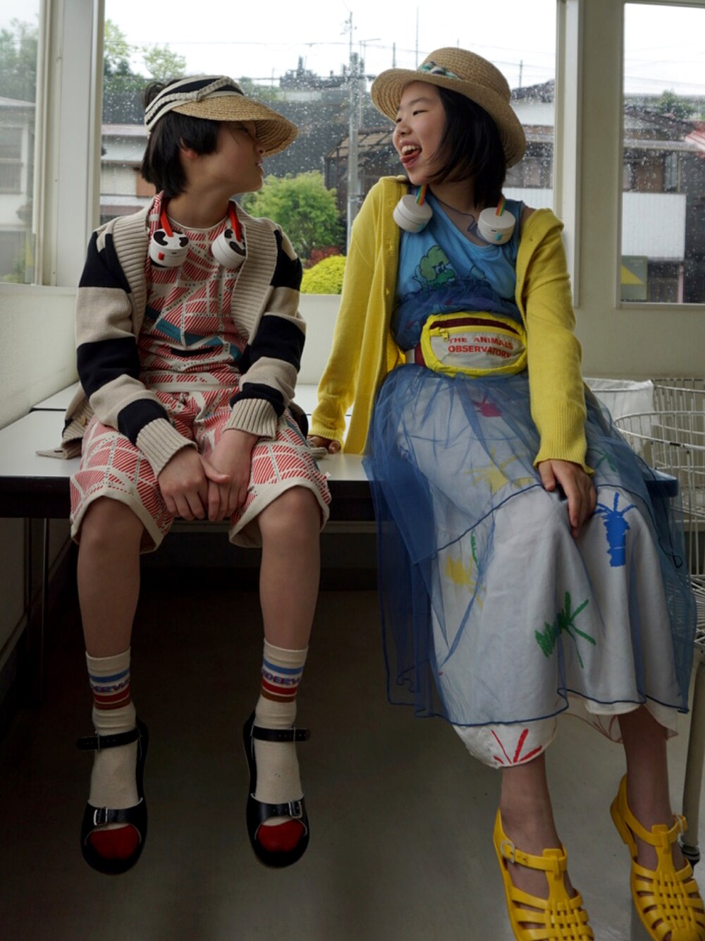「ビタミンカラー、夏コーデ、セットアップ、カーディガン、麦わら帽子、サンダル、シアー、ワンピース、ロングスカート、スカート、Tシャツ、ハーフパンツ、タンクトップ、カジュアルコーデ、休日コーデ」｜「poupee kidsのアイテム（Tシャツ/カットソー、レッド系）」を使った、MAN♡N / OKIさん（キッズ・145cm）の春コーディネートの1枚目の写真