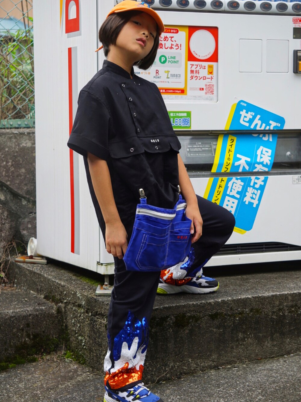 「キャップ、キッズコーデ、男の子、スニーカー、パンツスタイル、ポーチ、シャツスタイル、セットアップ、セットアップスタイル、夏コーデ、COOLなこのコが仲間入り、ストリート、カラーパンツ、カジュアル、夏セールで買いました」｜「GRISのアイテム（シャツ/ブラウス、ブラック系）」を使った、MAN♡N / OKIさん（キッズ・129cm）の夏コーディネートの1枚目の写真