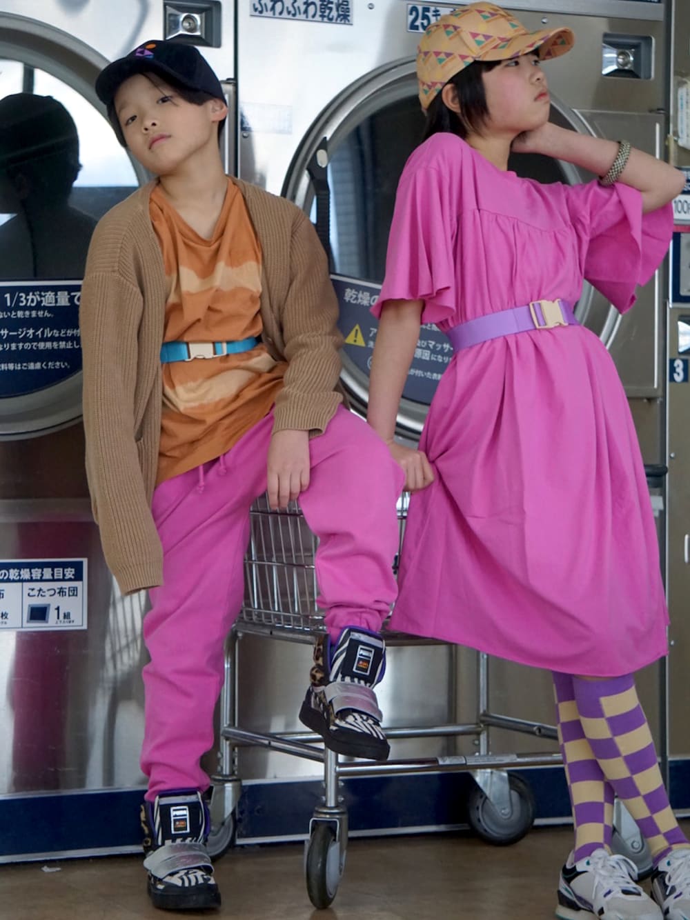 「キャップ、ピンク、春コーデ、リンクコーデ、ワンピース、スニーカー、カーディガン、スエットパンツ、Tシャツ、ブラウン、タイダイ柄、休日コーデ、白スニーカー、春服みてみて、パステル映える春」｜「Repose Amsのアイテム（ワンピース、ピンク系）」を使った、MAN♡N / OKIさん（キッズ・134cm）の冬コーディネートの1枚目の写真