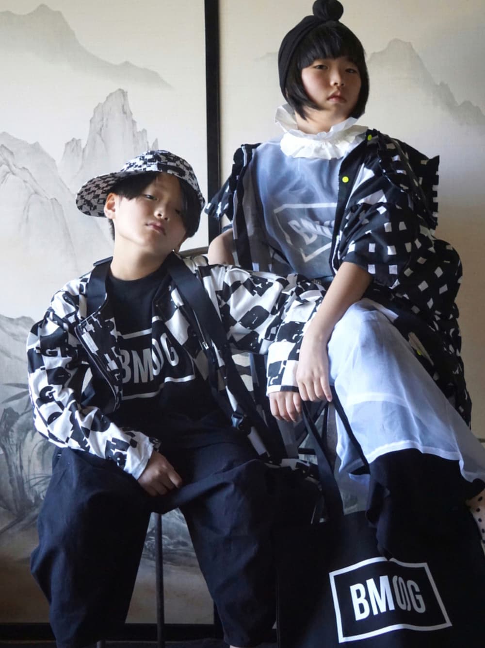 「トートバッグ、レイヤード、ターバン、キャップ、Tシャツ、チェック柄、ブロックチェック、モノトーン、レイヤードスタイル、パンツスタイル、つけ襟、ビッグカラー、シアーワンピース、秋服準備はじめました、だから秋服が好き」｜「nunuformeの「nunuforme/ヌヌフォルム」パンツ（スラックス、ブラック系）」を使った、MAN♡N / OKIさん（キッズ・132cm）の秋コーディネートの1枚目の写真