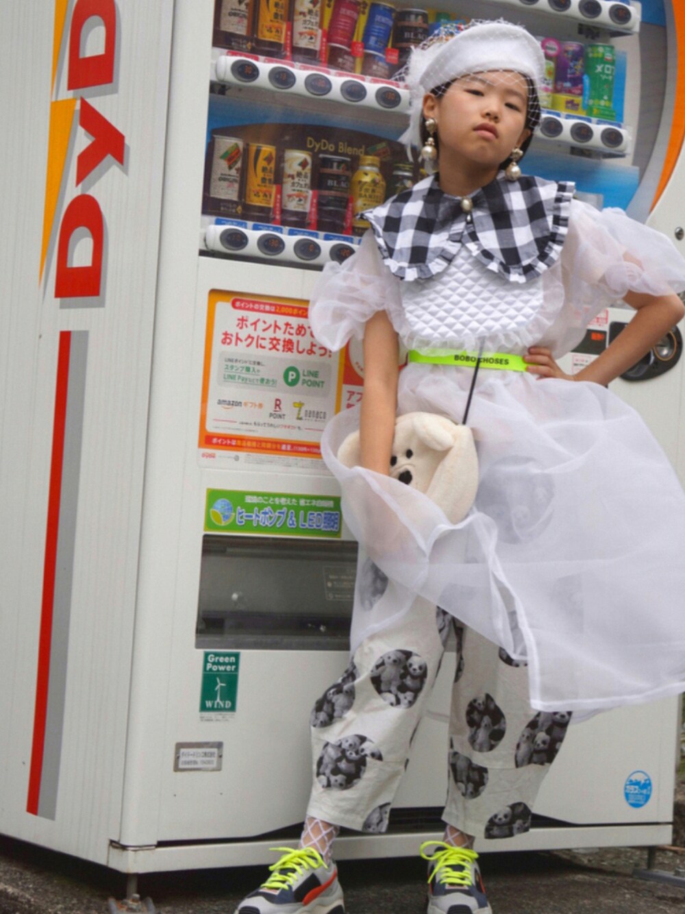 「ホワイトコーデ、夏コーデ、COOLなこのコが仲間入り、スニーカー女子、夏のワントーンコーデ、モノトーン、ネオンカラー、ビッグカラー、シアーワンピース、つけ襟、モノトーンコーデ、モノトーンに差し色、ベレー帽、ポシェット、お散歩コーデ」｜「frankygrowのアイテム（ワンピース、ホワイト系）」を使った、MAN♡N / OKIさん（キッズ・129cm）の夏コーディネートの1枚目の写真