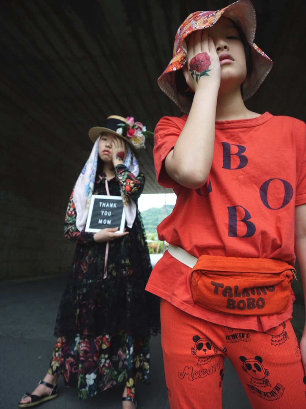「ワンピース、バケットハット、Tシャツ、ロゴT、パンツスタイル、レギンス、ボディバッグ、花柄、麦わら帽子、シアー、シアーワンピース、レイヤードスタイル、サンダル、春夏コーデ、夏だ！Tシャツ着よう！」｜「BOBO CHOSESのI'm A Poet short sleeve T-shirt（Tシャツ/カットソー、レッド系）」を使った、MAN♡N / OKIさん（キッズ・145cm）の春コーディネートの1枚目の写真