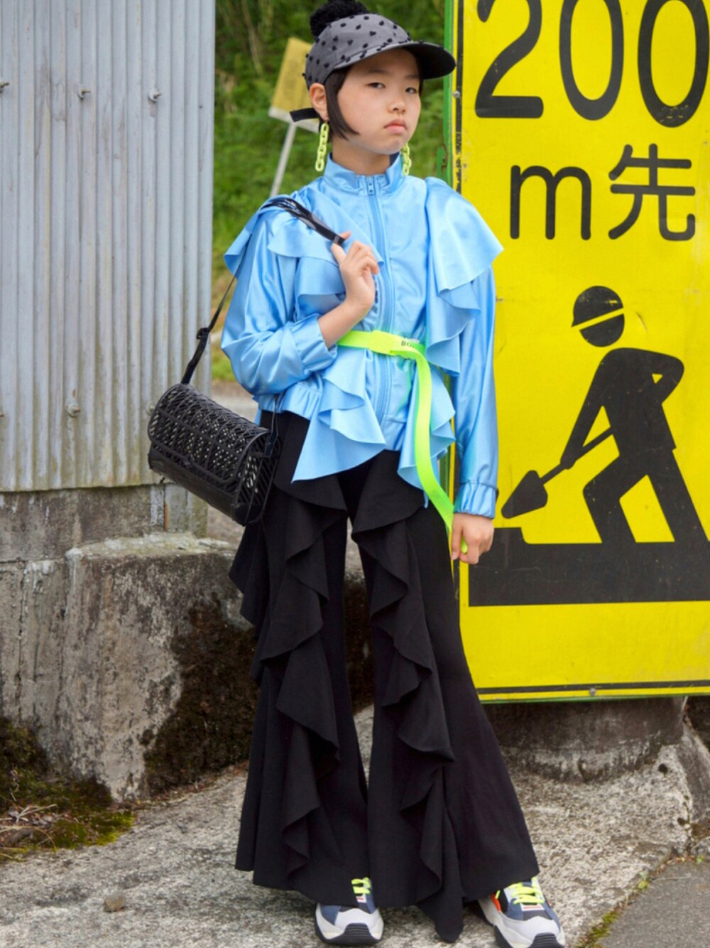 「ポシェット、ポンポン帽子、ショルダーバッグ、フレアパンツ、娘コーデ、COOLなこのコが仲間入り、かごバッグ、モード系、お散歩コーデ、ネオンカラー」｜「U by SPICK&SPANの【SUN JELLIES/サンジェリーズ】 JERRY PURSEハンドバッグ◆（ハンドバッグ、ブラック系）」を使った、MAN♡N / OKIさん（キッズ・129cm）の夏コーディネートの1枚目の写真