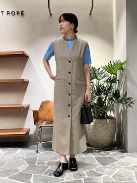 ノーカラーベストワンピースを使った人気ファッションコーディネート