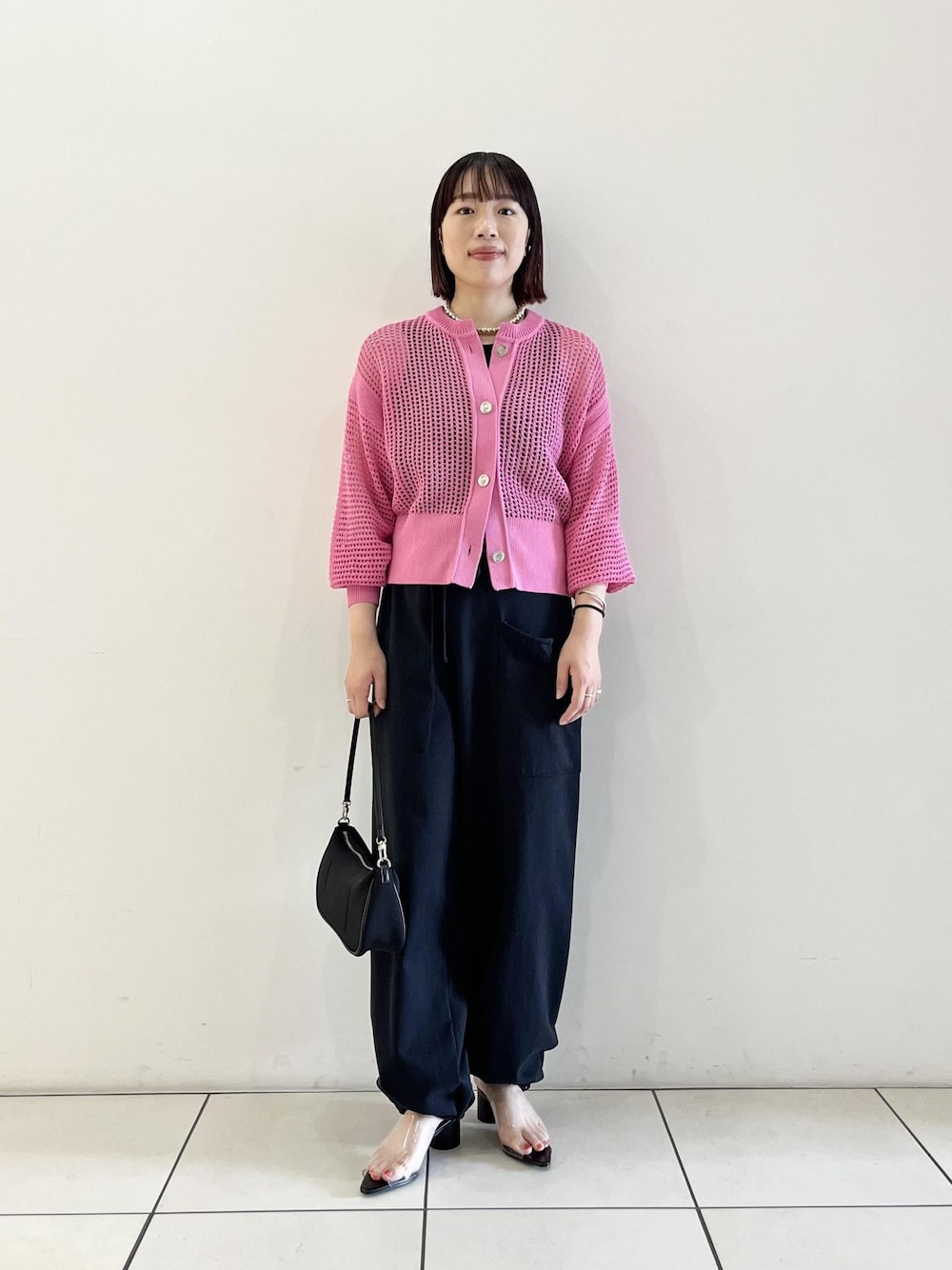 「メッシュ、WARDER、ワーダー、ADAM ET ROPÉ、FEMME、高身長、骨格ストレート、イエベ、きれいめカジュアル、カジュアル、大人カジュアル、フェミニン、モード、レイヤード、機能素材」｜「ADAM ET ROPE'のネオプレンワンハンドルバッグ（ショルダーバッグ、ブラック系）」を使った、Hikariさん（レディース・164cm）の春コーディネートの1枚目の写真