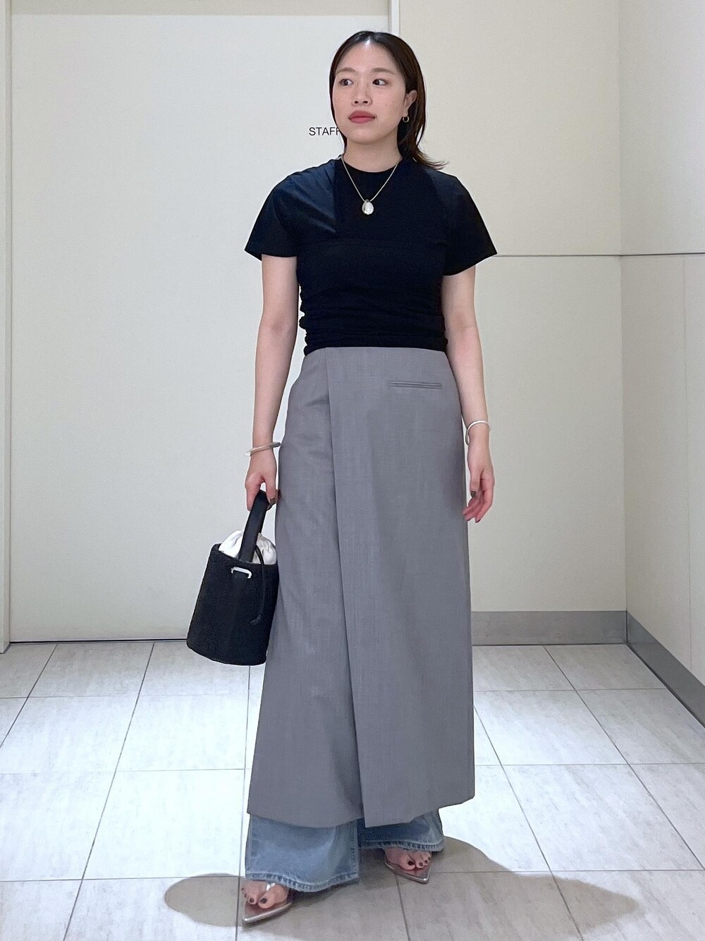 「BEN AMUN、ベンアムン、ADAM ET ROPÉ、FEMME、高身長、骨格ストレート、イエベ、大人カジュアル、夏、夏コーデ、夏ファッション」｜「ADAM ET ROPE'の【サステナブル】オーバーラップスリットスカート（スカート、グレー系）」を使った、Hikariさん（レディース・164cm）の夏コーディネートの1枚目の写真
