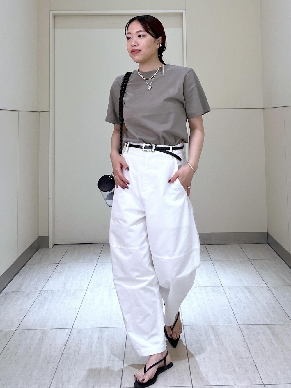 「KNOWHOWjewelry、ADAM ET ROPÉ、FEMME、高身長、骨格ストレート、イエベ、きれいめカジュアル、カジュアル、大人カジュアル、夏、夏ファッション、モノトーン、Tシャツ」｜「A VACATIONの【A VACATION(アヴァケーション)】RIBBON 13（ベルト、ブラック系）」を使った、Hikariさん（レディース・164cm）の夏コーディネートの1枚目の写真