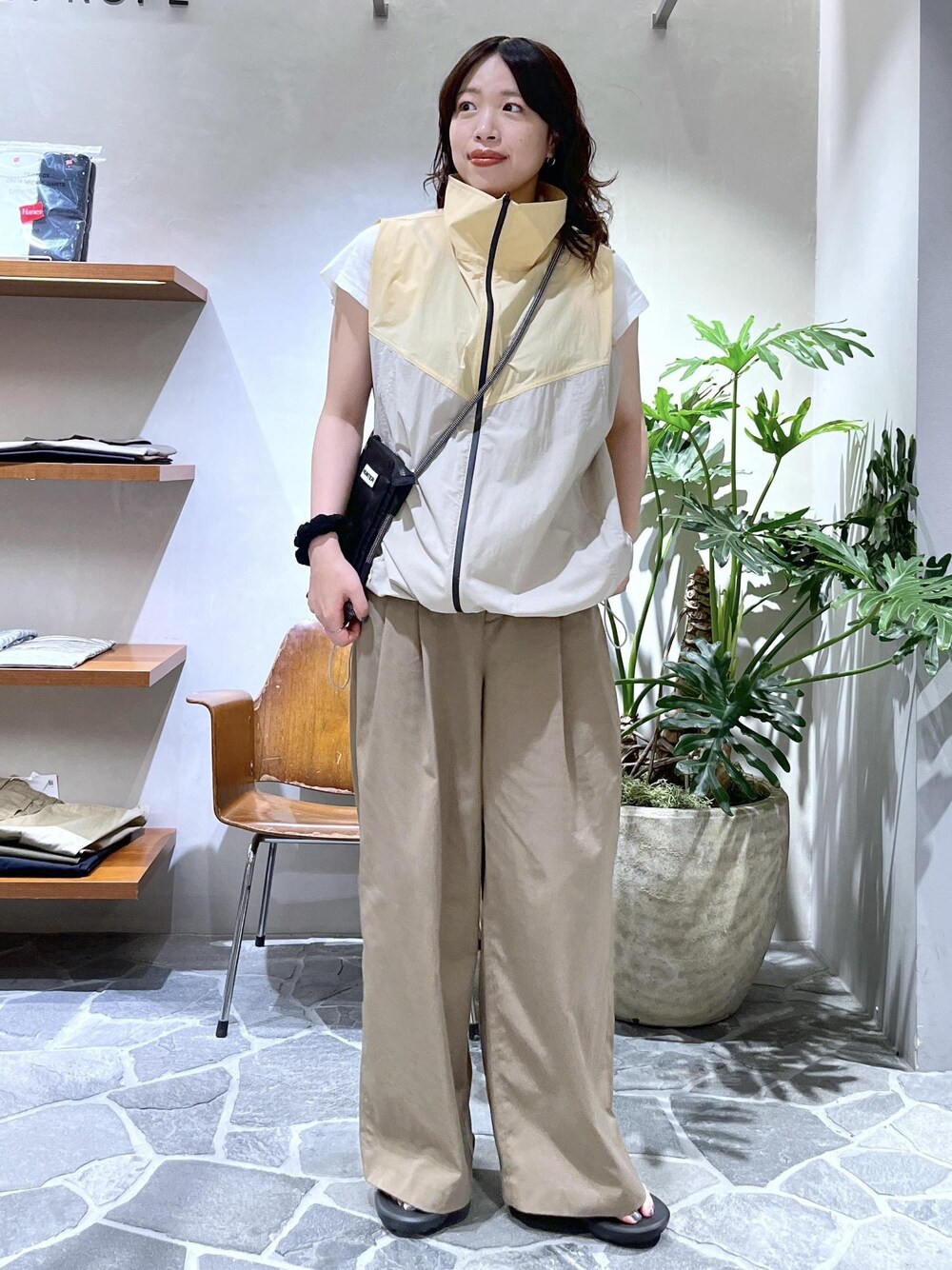 「25ss、25ss夏の新作、初夏コーデ、夏コーデ、お出かけコーデ、旅行コーデ、アウトドアコーデ、フェスコーデ、モード、ストリート、大人カジュアル、レイヤード、パンツスタイル、カジュアルコーデ、ヘルシーコーデ」｜「ADAM ET ROPE'の【洗える】バイカラーベルトドレスパンツ（スラックス、グリーン系）」を使った、Hikariさん（レディース・164cm）の夏コーディネートの1枚目の写真