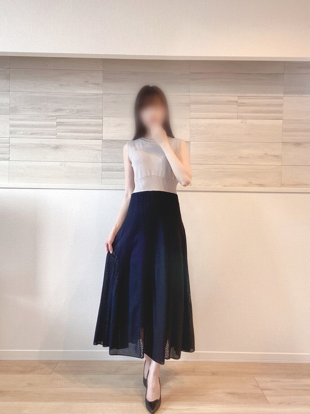 ベージュ系のワンピース、ブラック系のパンプスを着用したレディースの夏コーディネートの1枚目の写真