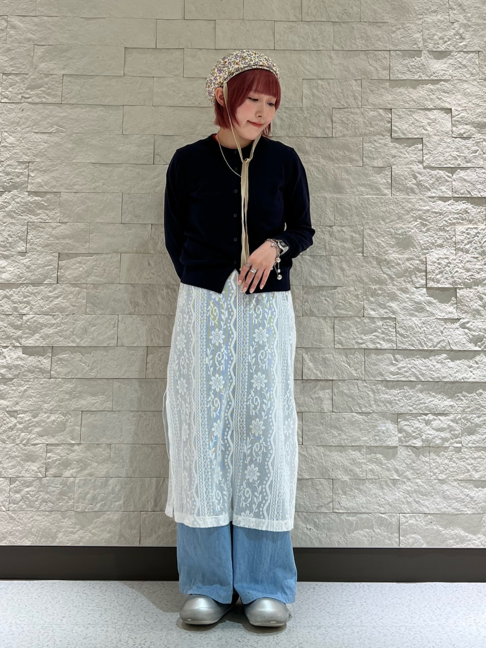 ブルー系のカーディガン/ボレロ、ブルー系のデニムパンツ、ホワイト系のハンチング/ベレー帽を着用したレディースの夏コーディネートの1枚目の写真