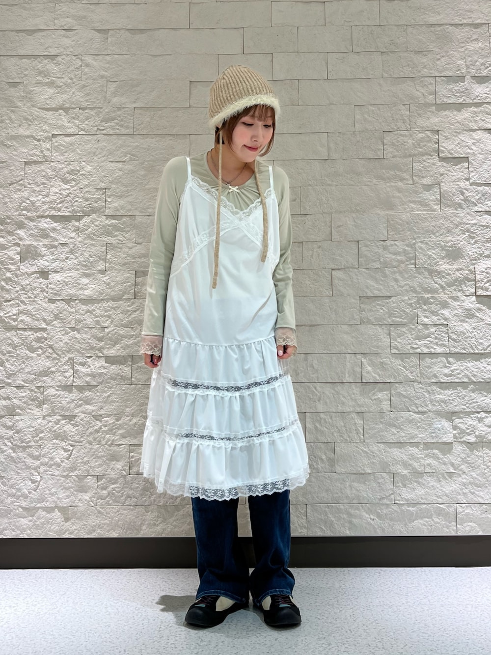 ブラウン系のニットキャップ/ビーニーを着用したレディースの秋コーディネートの1枚目の写真