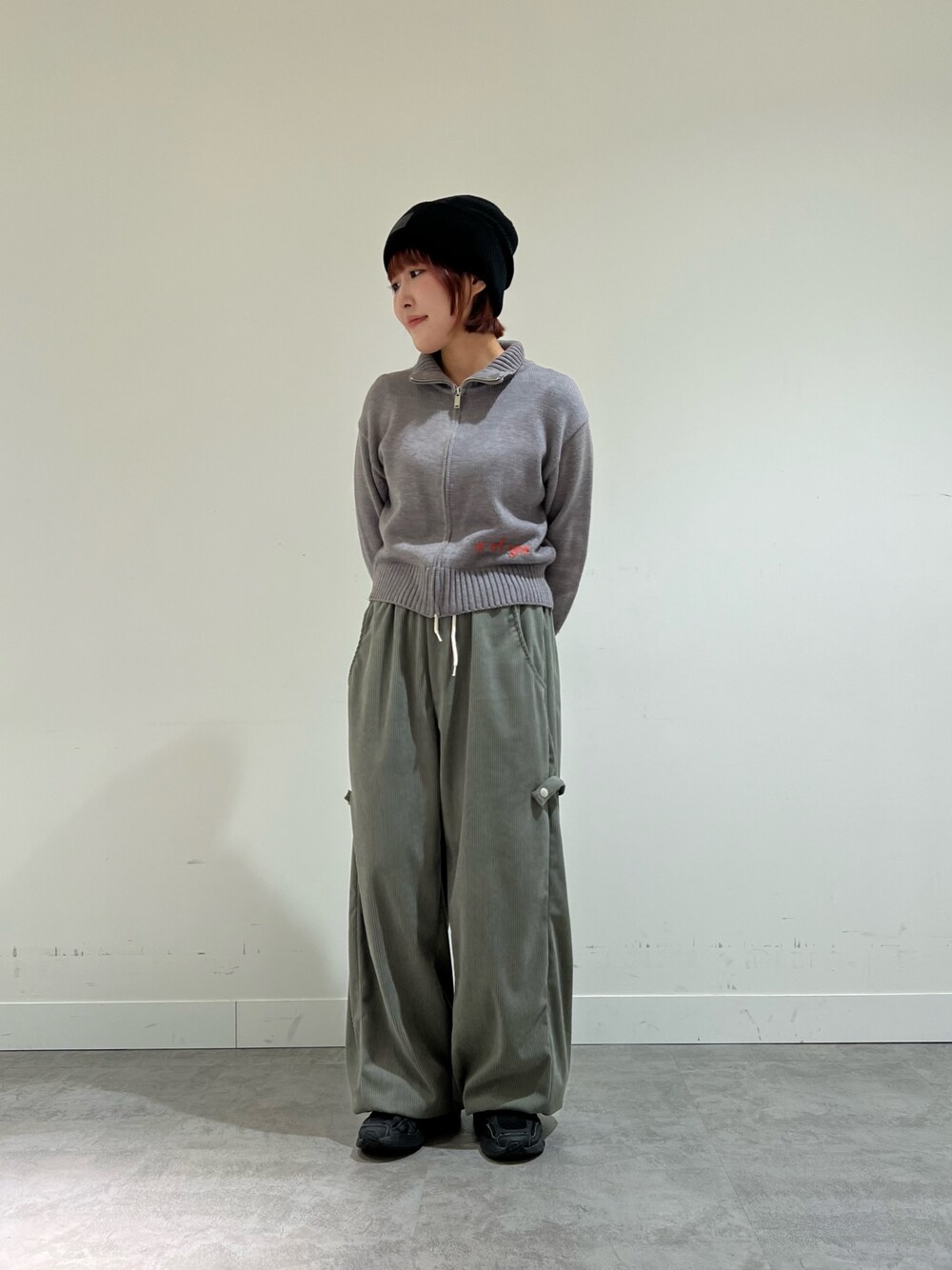 ブラック系のニットキャップ/ビーニーを着用したレディースの秋コーディネートの1枚目の写真