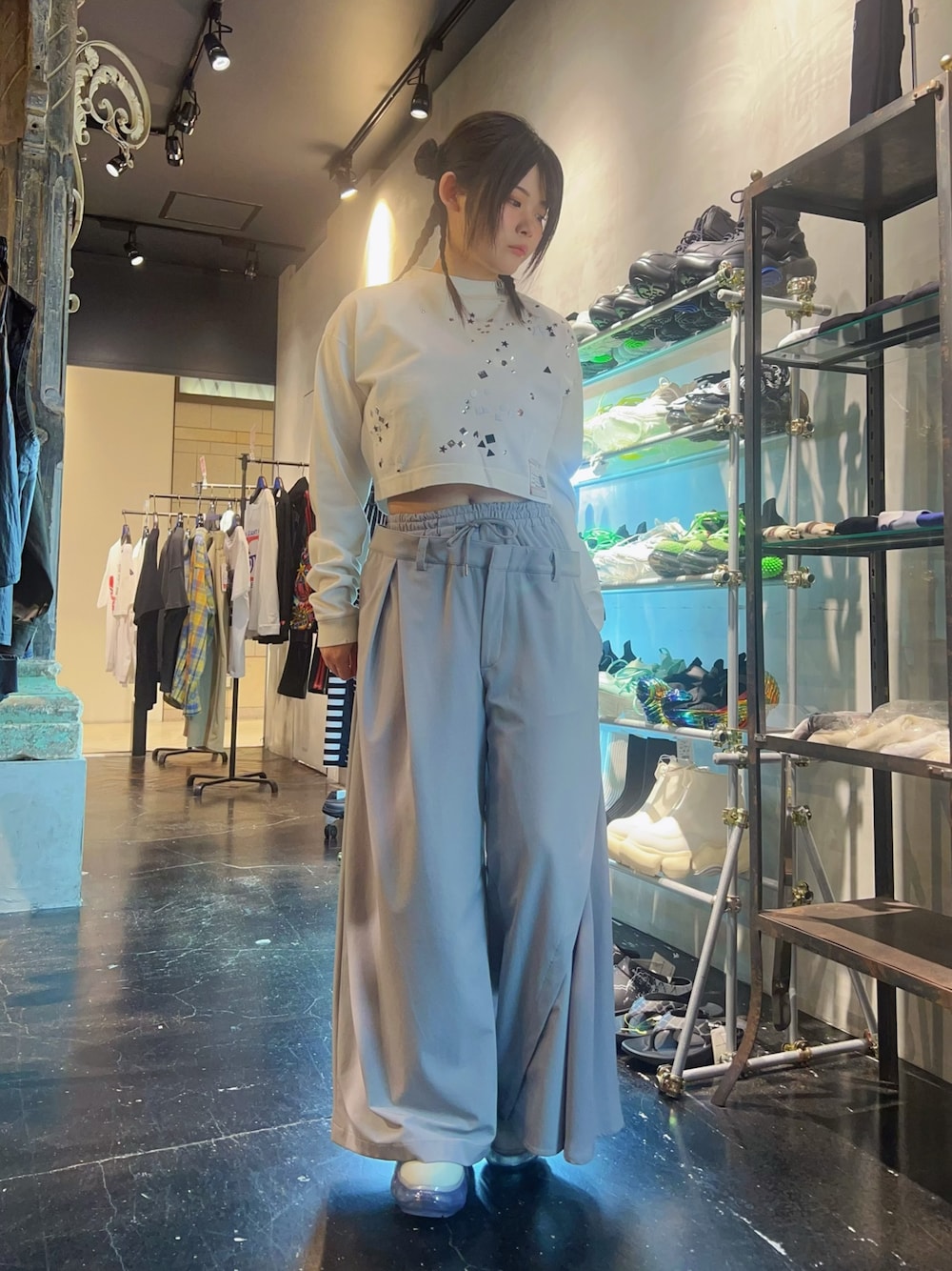 グレー系のその他パンツ、グレー系のスニーカーを着用したレディースの夏コーディネートの1枚目の写真