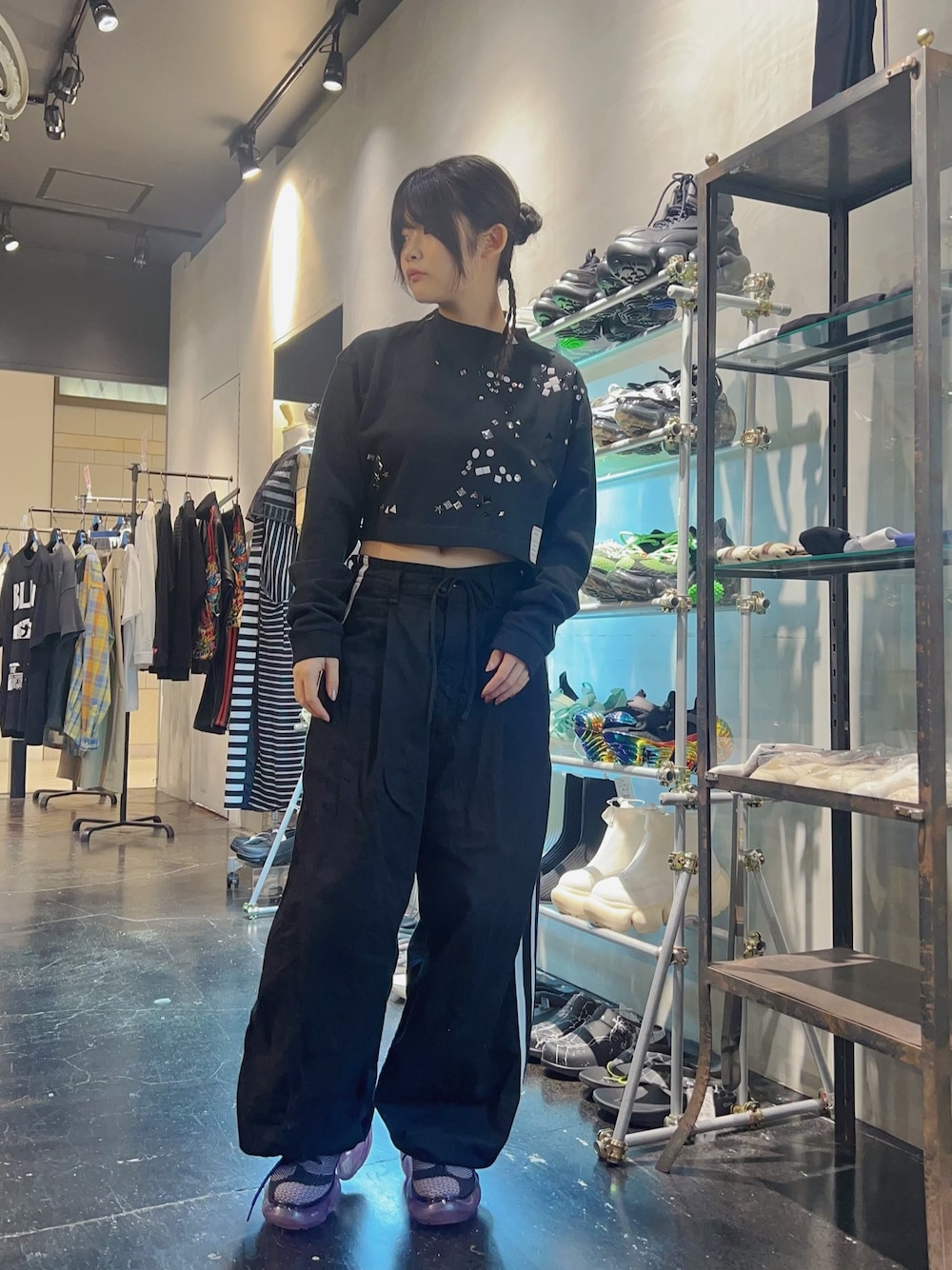 ブラック系のスニーカーを着用したレディースの夏コーディネートの1枚目の写真