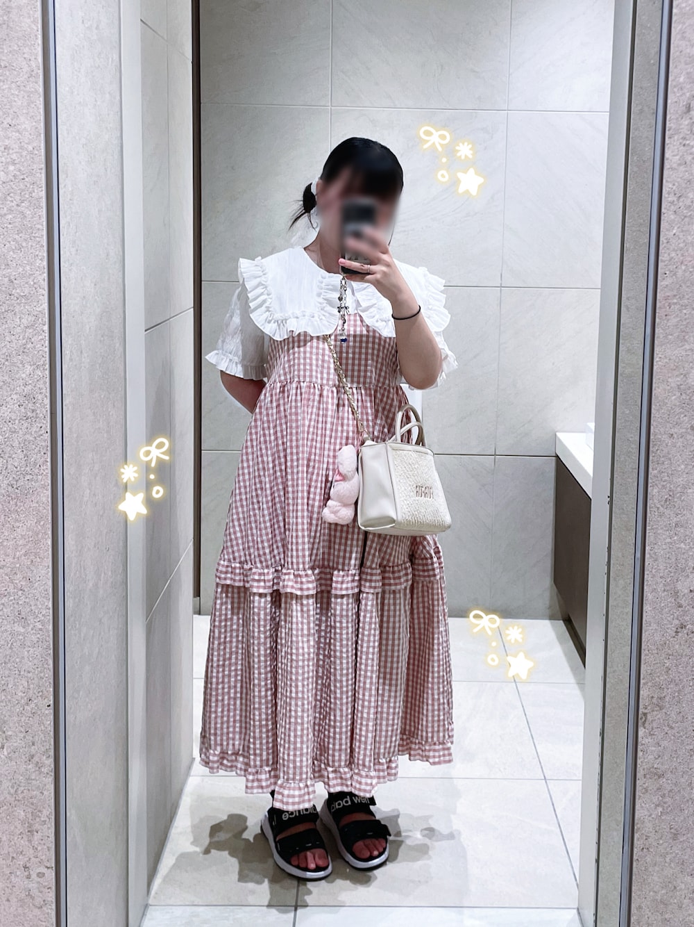 ブラック系のサンダル、ホワイト系のシャツ/ブラウス、ピンク系のワンピースを着用したレディースの夏コーディネートの1枚目の写真