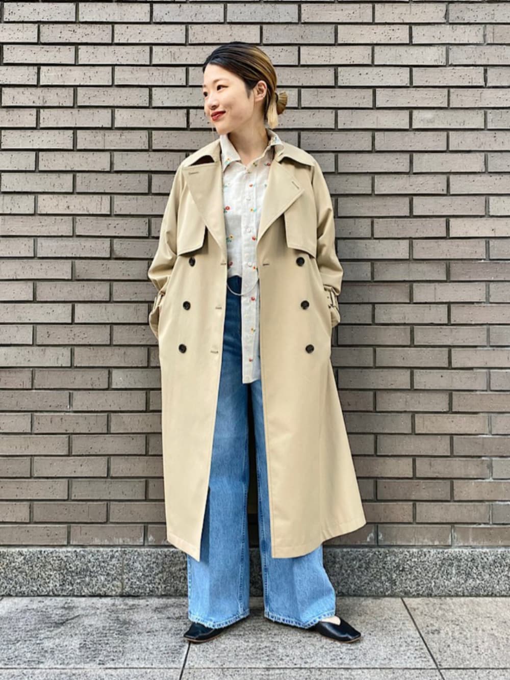 「SHIPS、SHIPS for women、シップス フォー ウィメン(SHIPS for women)、トレンチコート、デニム、春コーデ」｜「upperhightsのupper hights:THE SISTER（デニムパンツ、ブルー系）」を使った、西平さん（レディース・160cm）の冬コーディネートの1枚目の写真